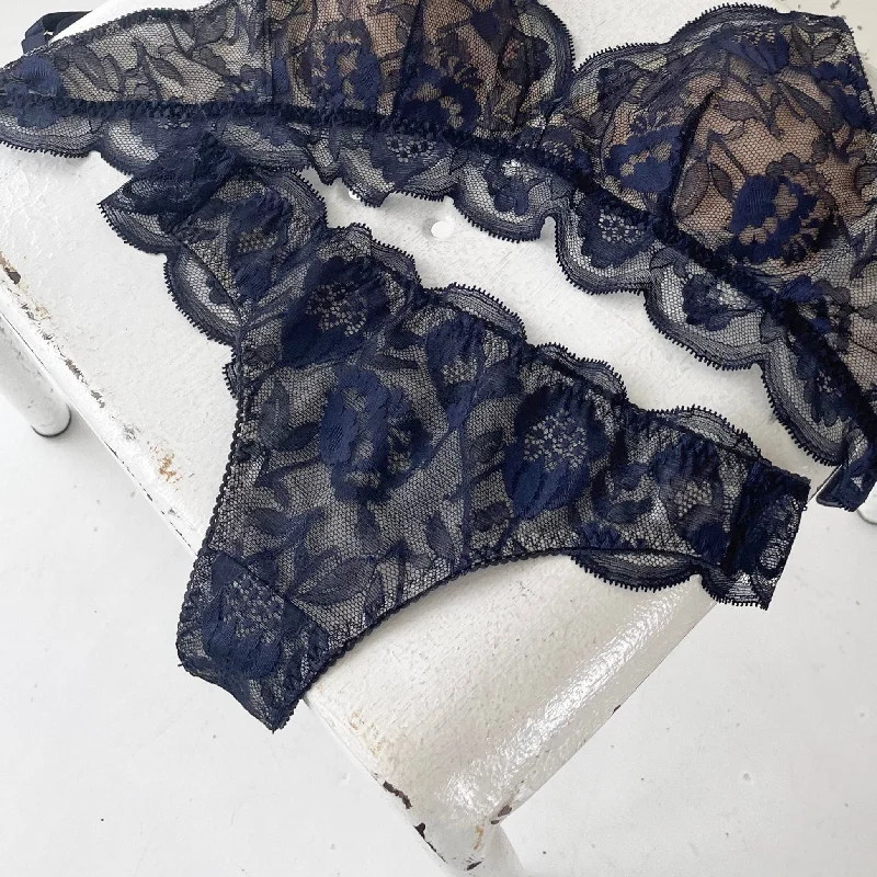 plus-size lace panties with a high-waisted design for all-day comfortconvertible bra with hook-and-eye closureProtea Thong｜Navy